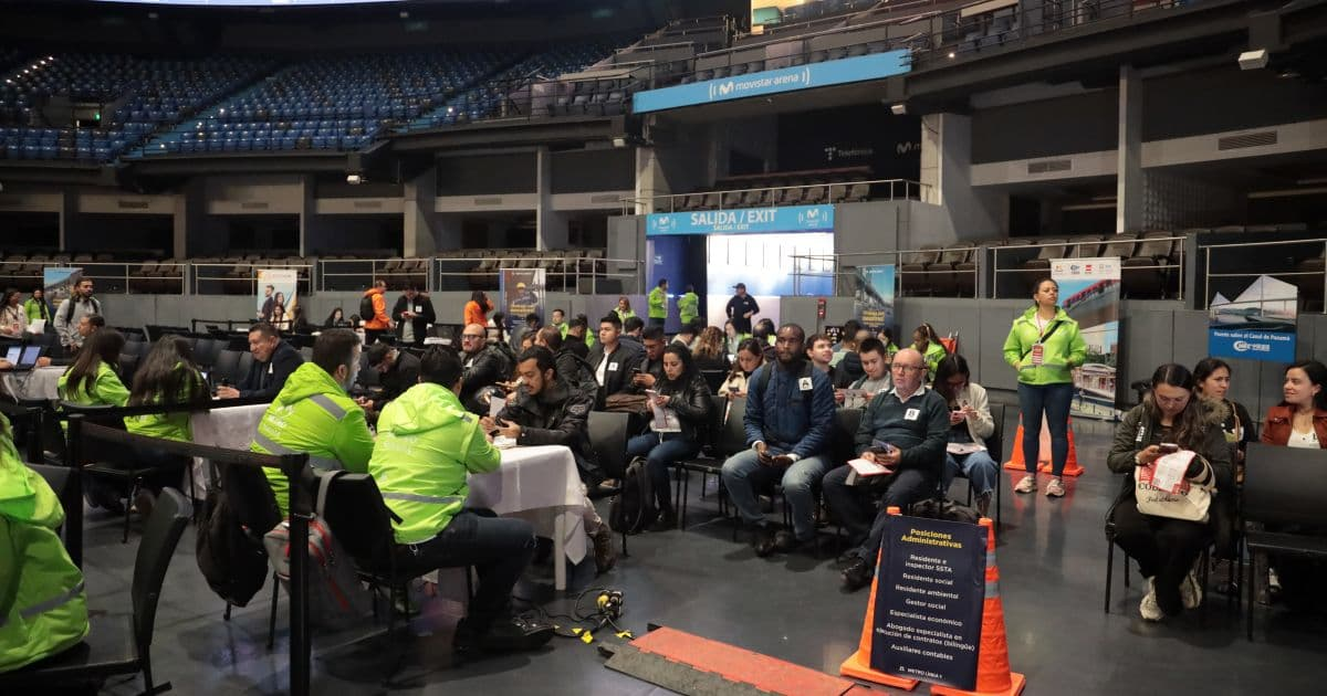 Foto de una feria de empleo en Bogotá