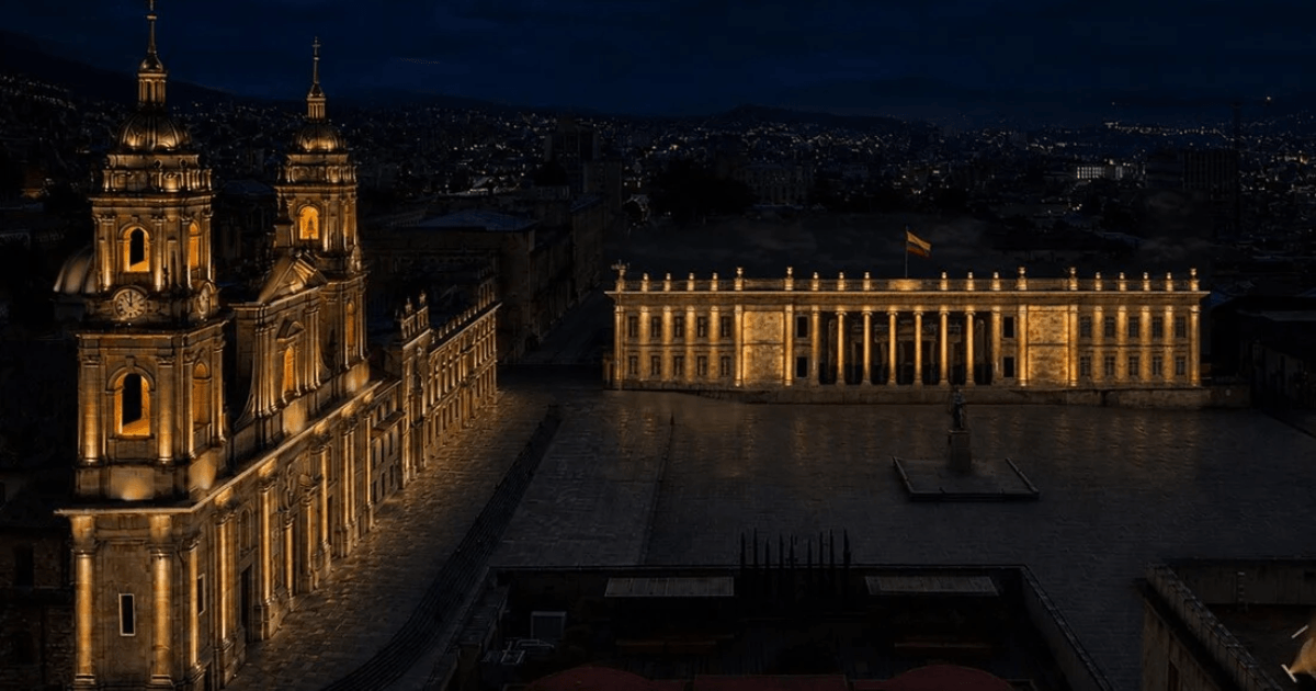 Imagen de la Plaza de Bolívar nocturna en Bogotá