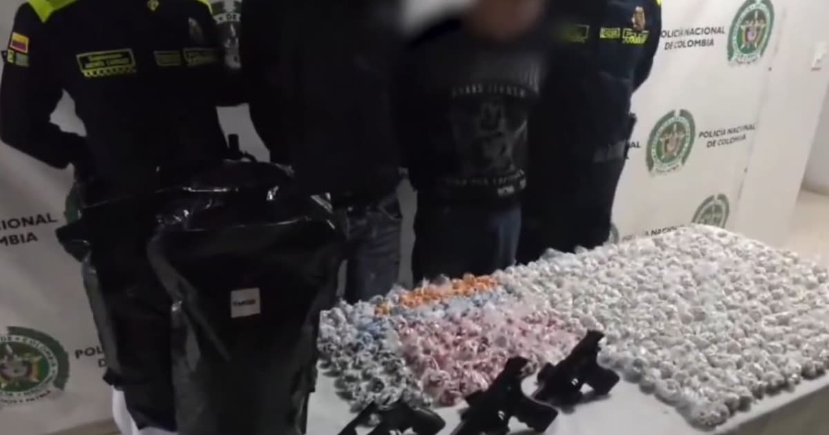 Foto de un capturado junto a la Policía