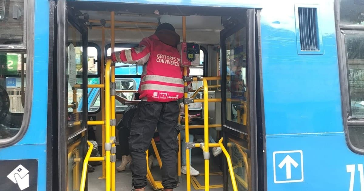 Foto de un gestor de convivencia en un bus