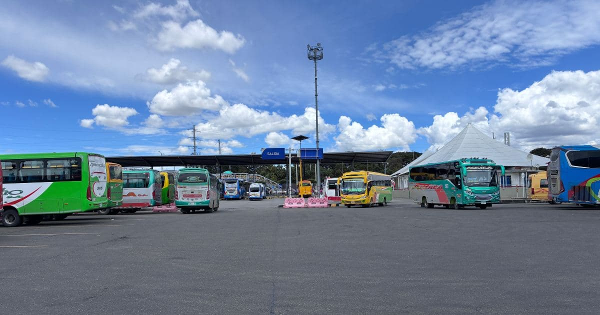 Foto de buses de una de las sedes de la Terminal Transporte Bogotá