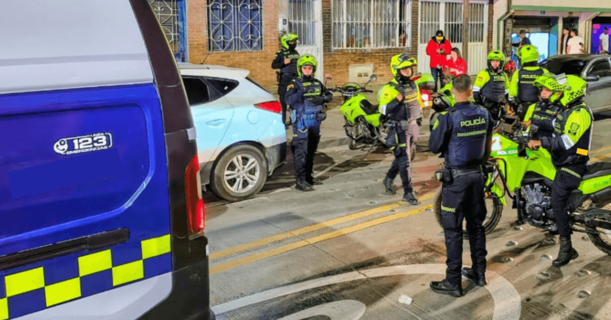 Foto que muestra carros y motos de policías 