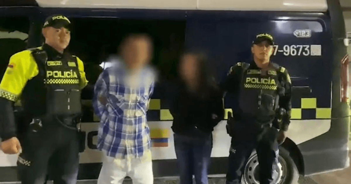 Dos capturados en medio de dos Policías.