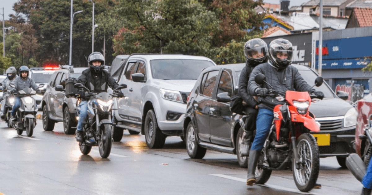 Foto que muestra vehículos andando por las calles