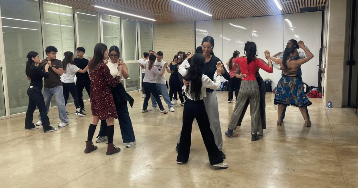 Imagen de varias personas bailando en pareja en uno de los salones del CEFE Chapinero.