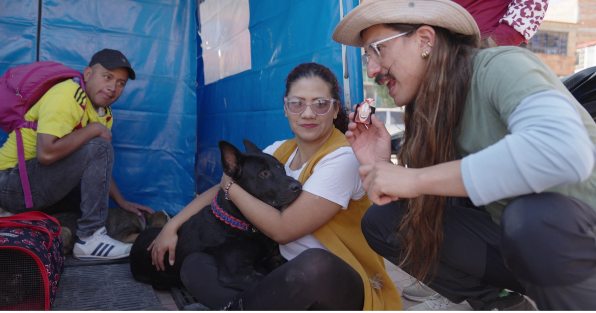Imagen de Chema, el prsentador del programa en una jornada de esterilización animal.