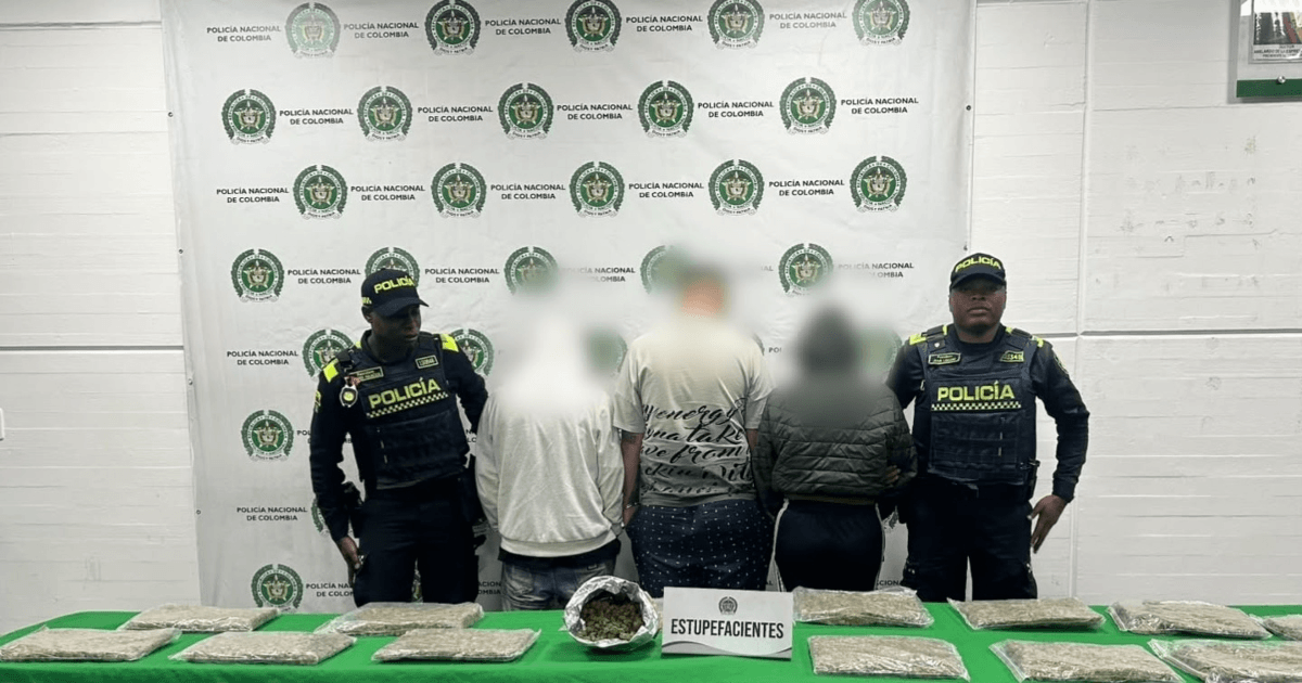 Foto que muestra tres capturados y dos policías 