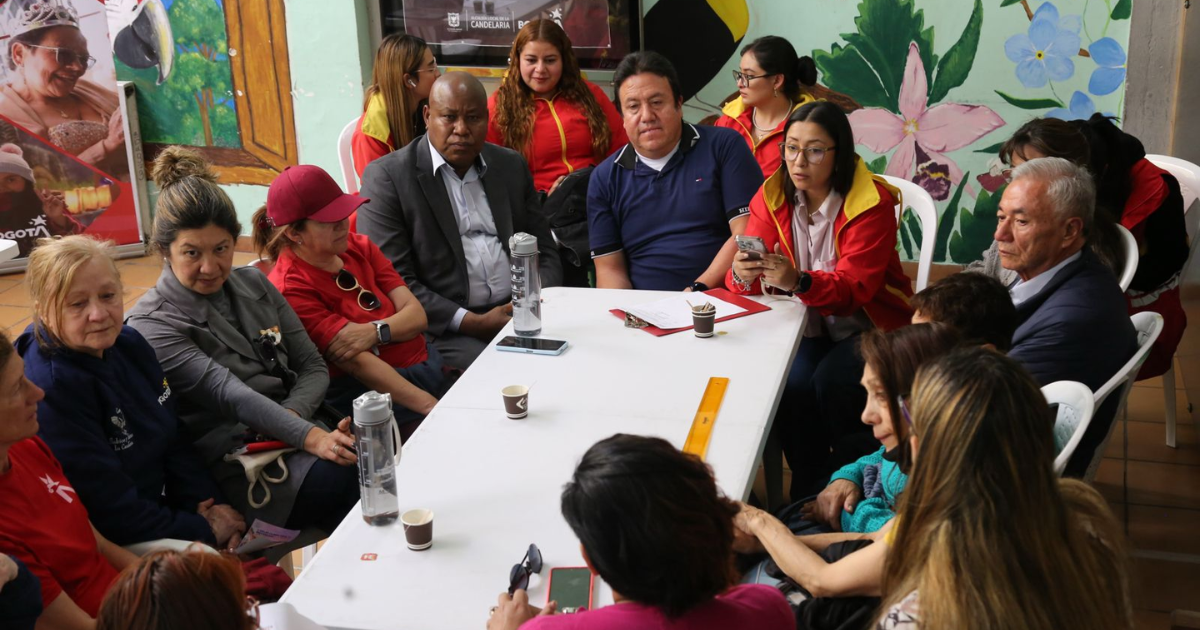 Foto de un grupo de ciudadanos de la Localidad de La Candelaria 
