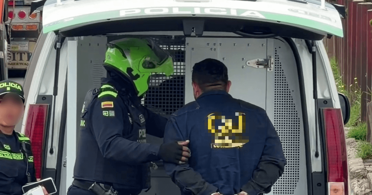 Foto que muestra dos policías y un capturado