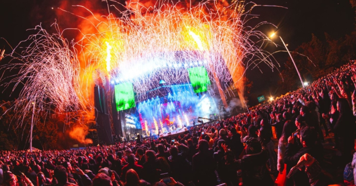 Imagen de tarima con fuegos pirotécnicos en Rock al Parque 2025 