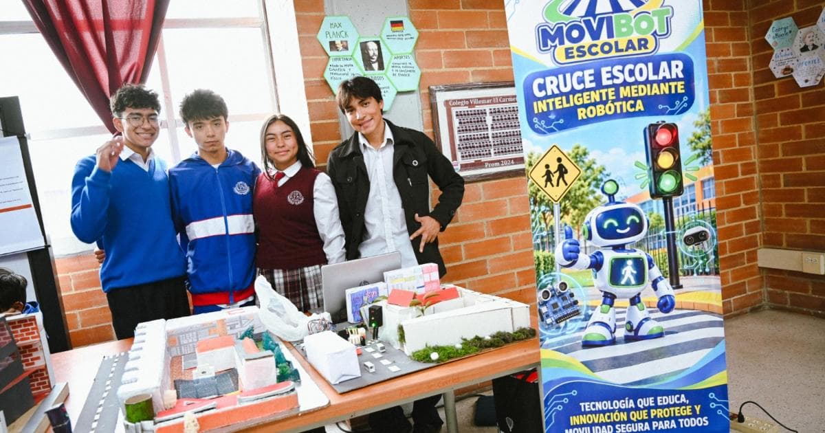 Foto de tres estudiantes de colegio de Bogotá mostrando un proyecto