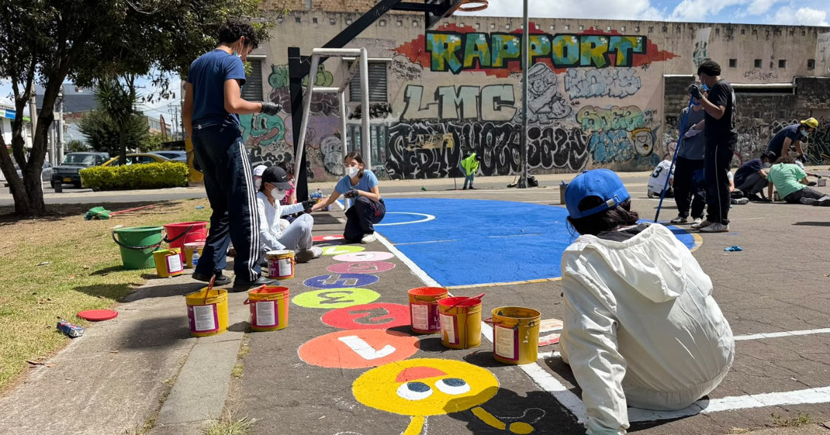 Foto de ciudadanos de Barrios Unidos pintando una cancha de fútbol