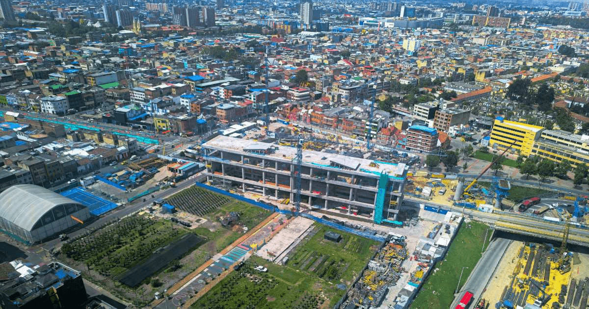 Foto que muestra edificios, calles y carros