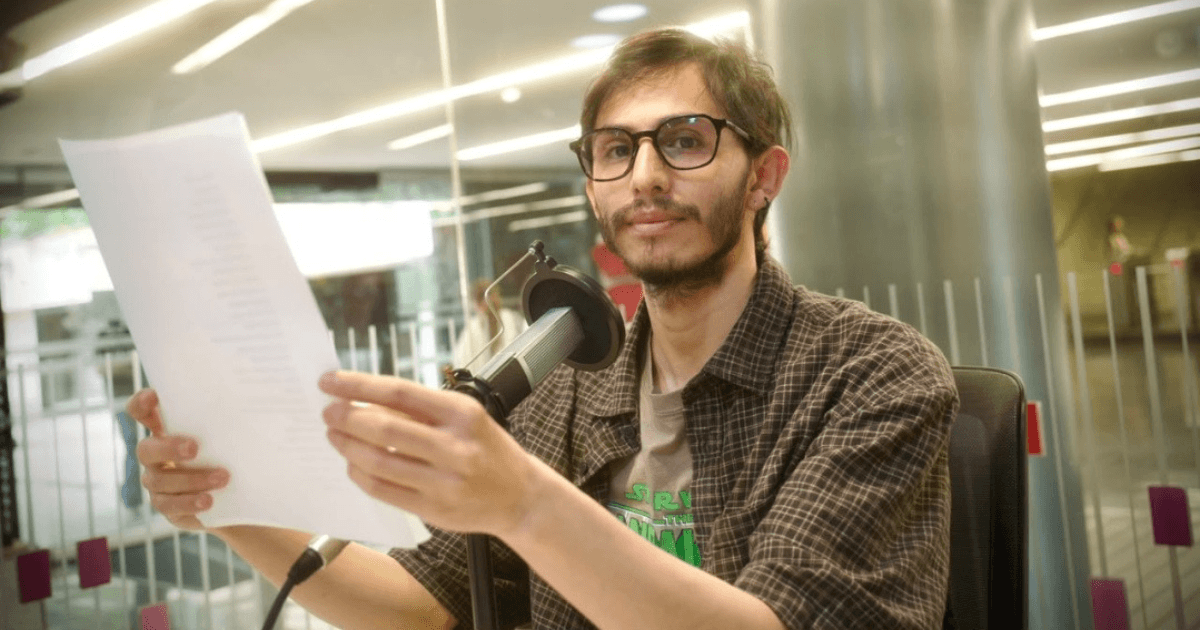 Imagen de locutor con guión radial