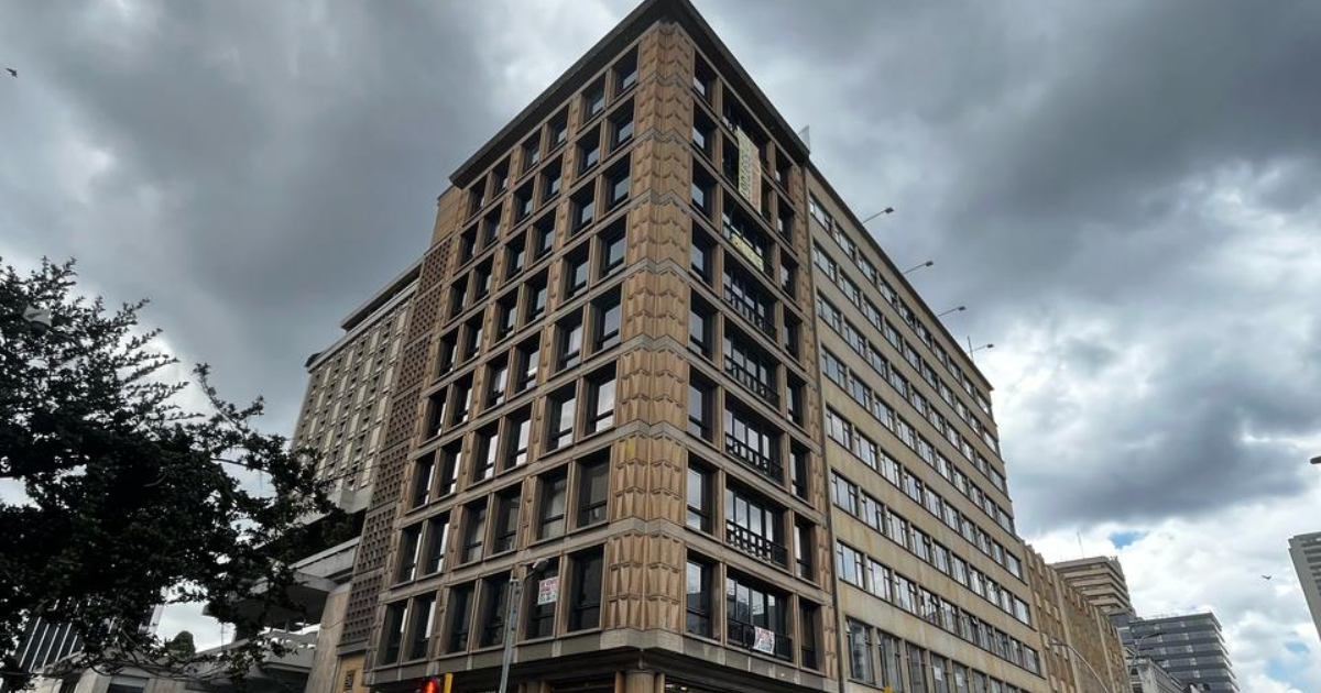 Foto de un edificio en la ciudad de Bogotá con un cielo gris y nublado de fondo.
