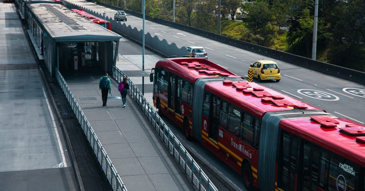 Foto de un bus de TransMilenio en una vía de Bogotá