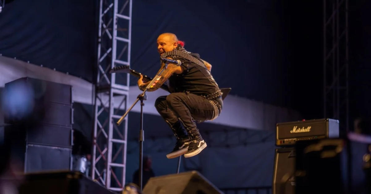 Imagen de un artista en tarima de Rock al Parque tocando una guitarra.