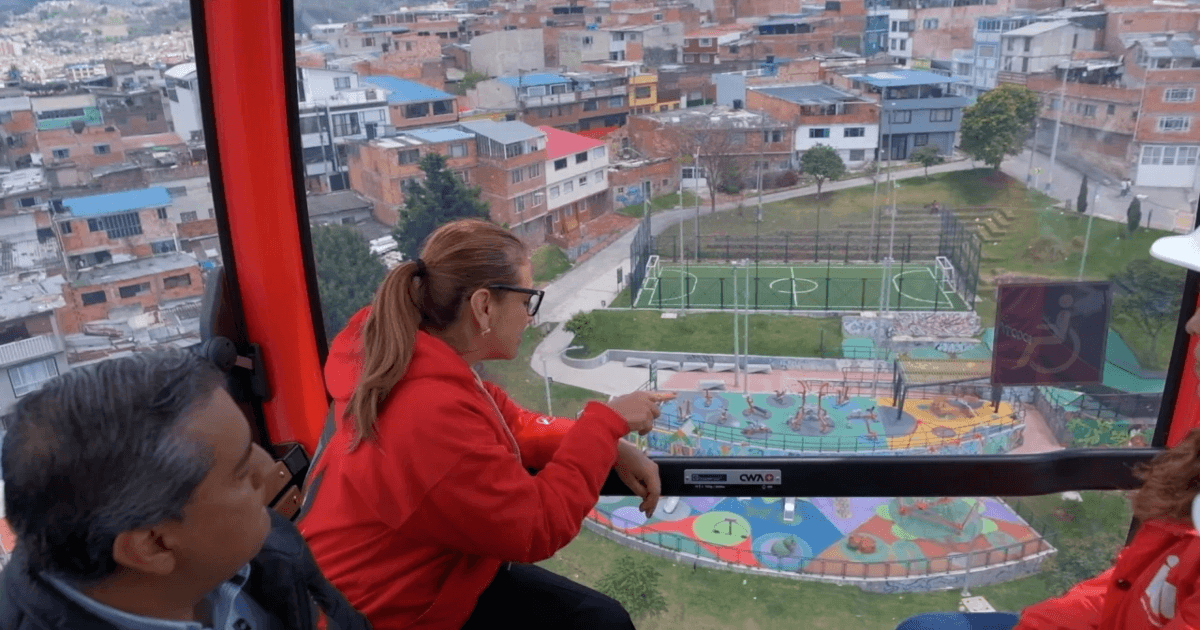 Foto que muestra una mujer en una cabina del TransMiCable 