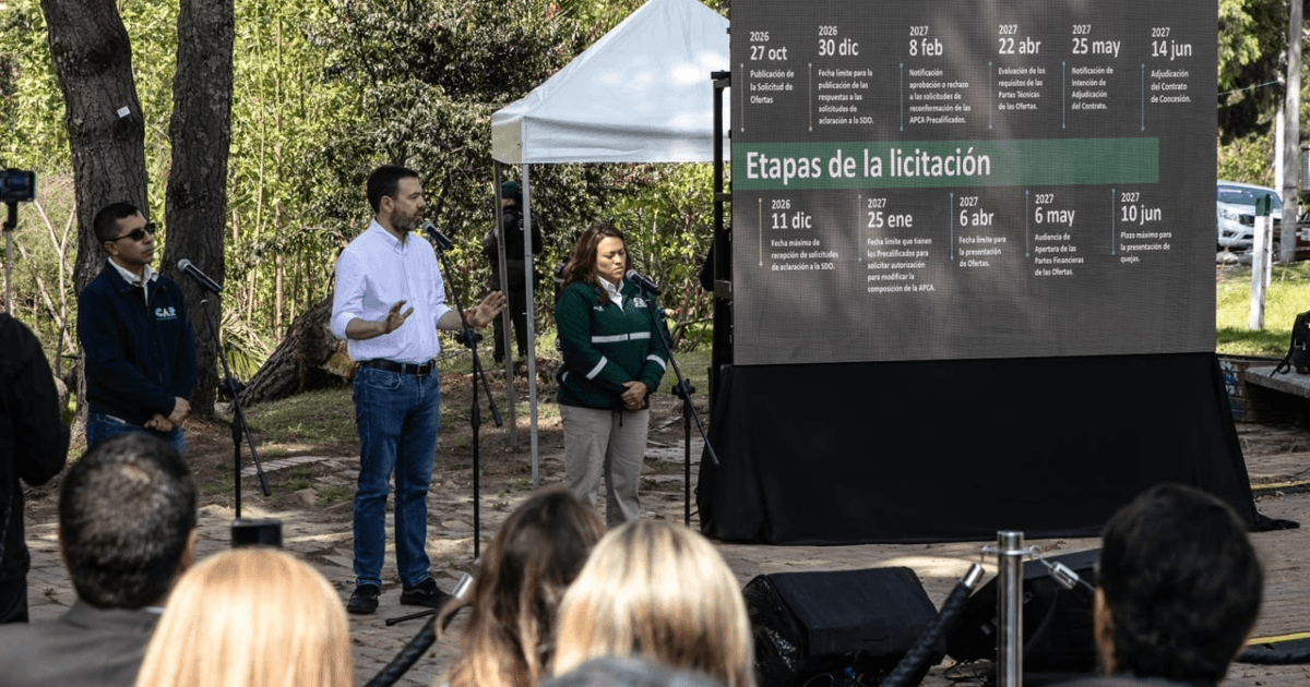 Foto que muestra tres personas hablando por micrófonos 