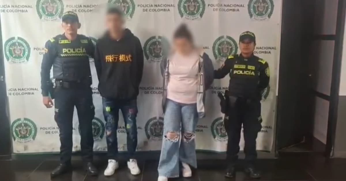 Foto de dos hermanos capturados junto a policías