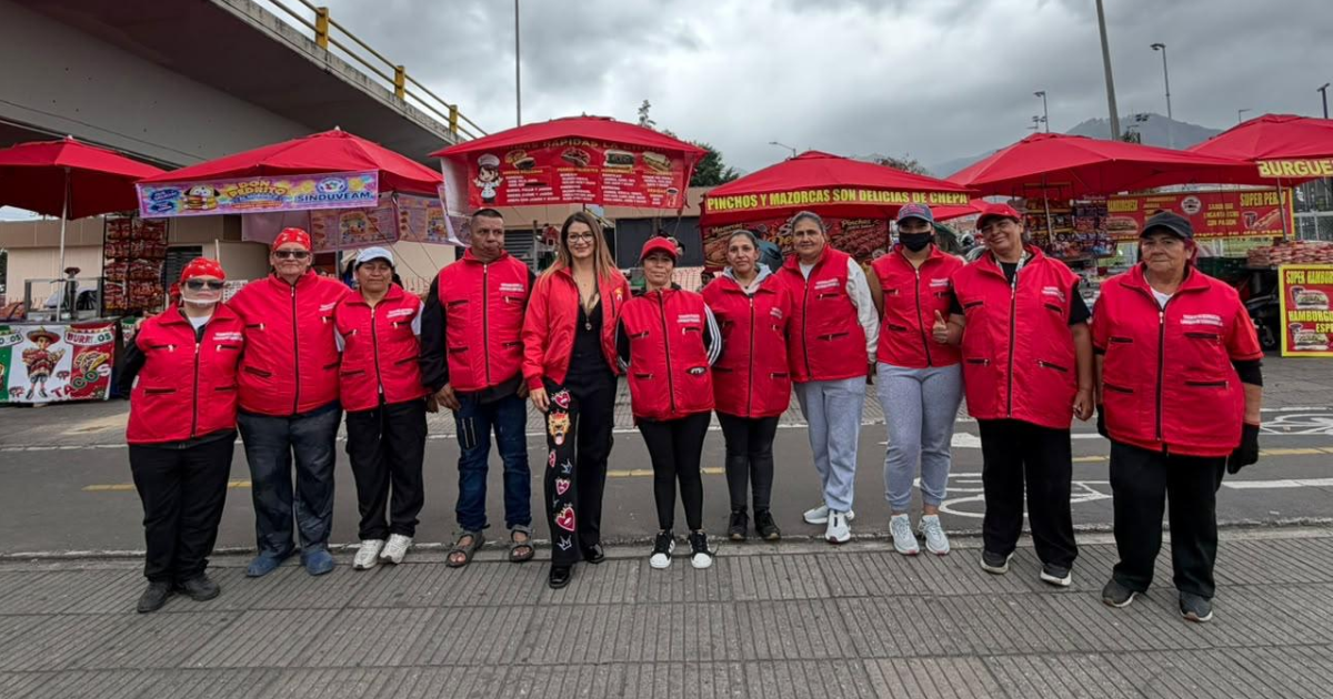 Foto de ciudadanos y funcionarios de la localidad de Teusaquillo