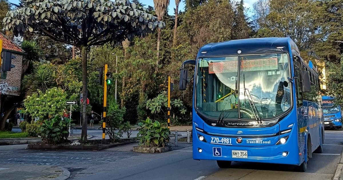 Foto de un bus TransMiZonal en una vía de Bogotá