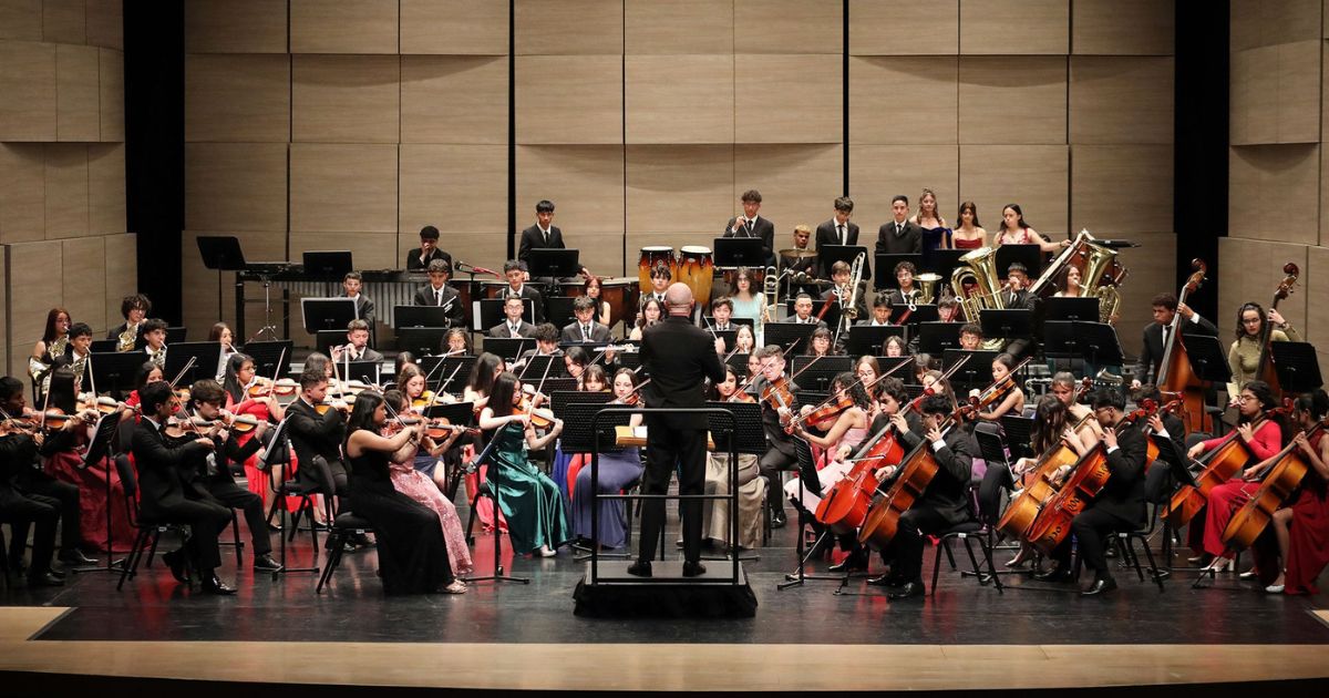 Fotografía de la Filarmónica de Bogotá en concierto.
