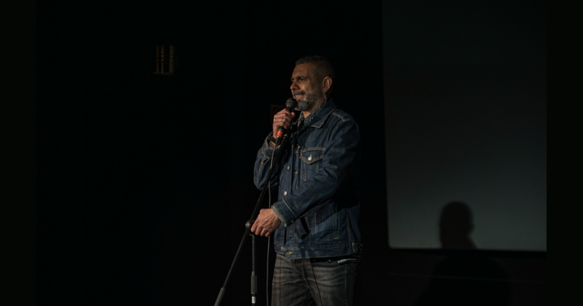 Imagen del artista Diego Mateus en tarima.