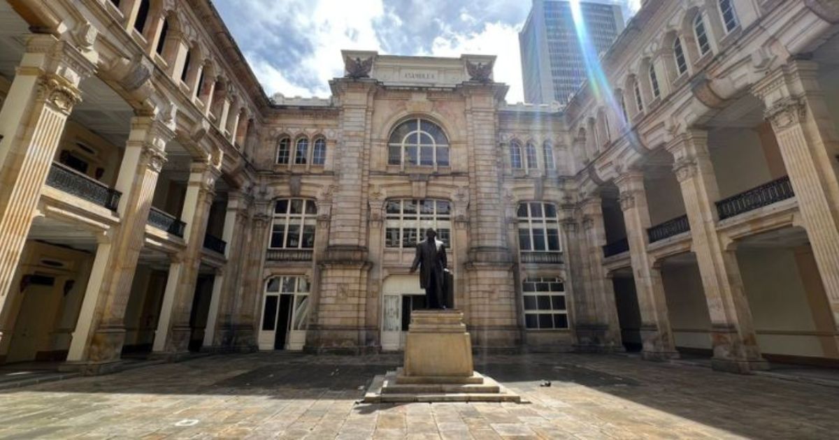 Imagen del Palacio de San Francisco en la que se observa la escultura de Luis Carlos Galán.