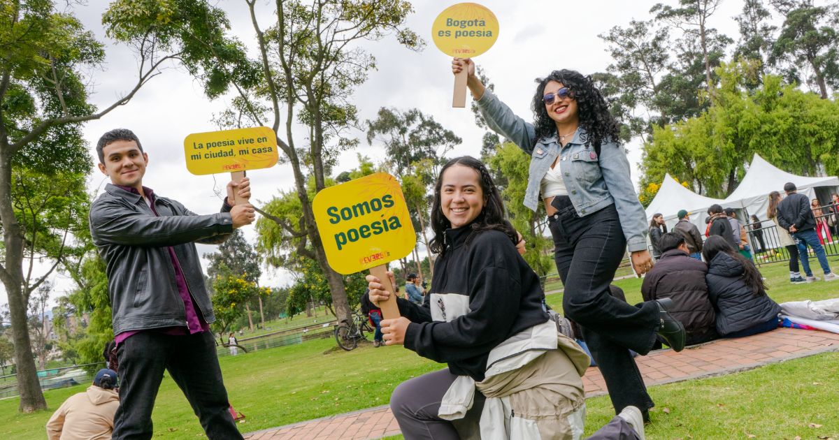 Fotografía de tres personas Lanzamiento del Festival Reverso 2025 