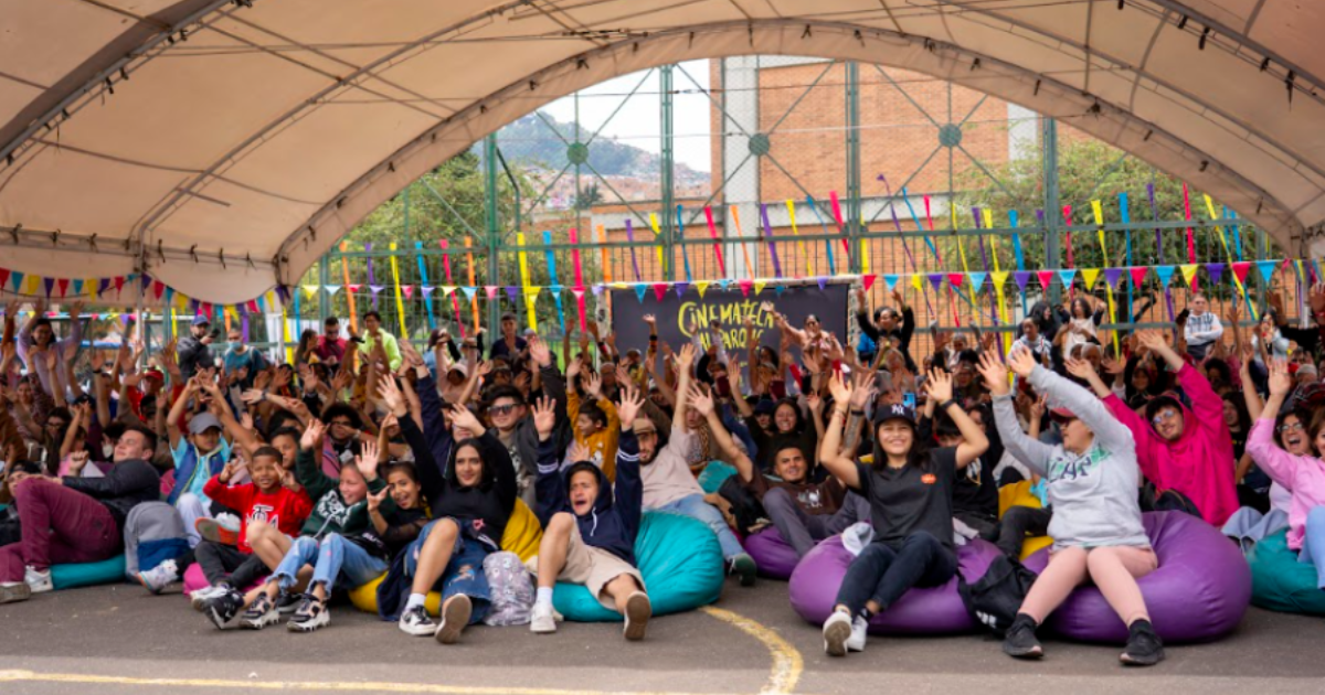 Imagen de un grupo de personas que se encuentran en una carta de un parque