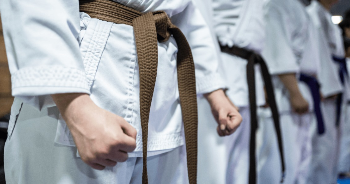 Imagen donde se aprecia el tronco de personas adultas y en su cintura portan un cinturon colof café