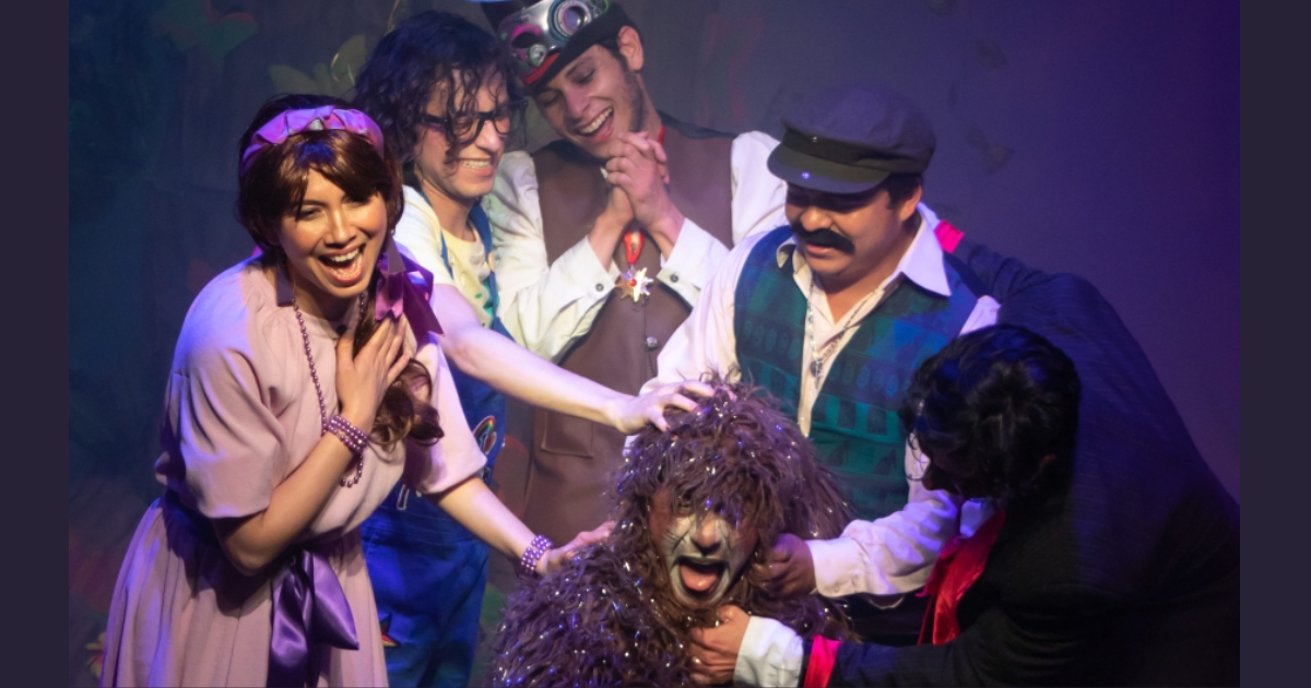 Imagen de cinco personajes que rodean un tronco de un árbol cafe