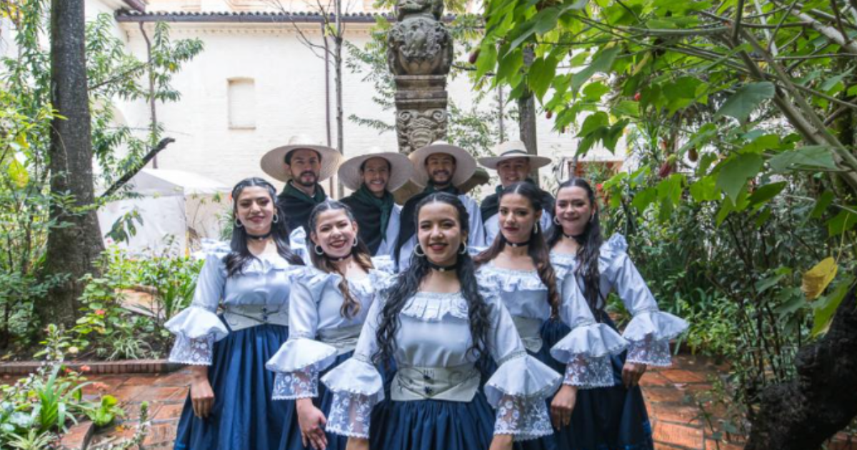 Imagen de varias mujeres jóvenes vestidsas con trajes típicos de campesinas