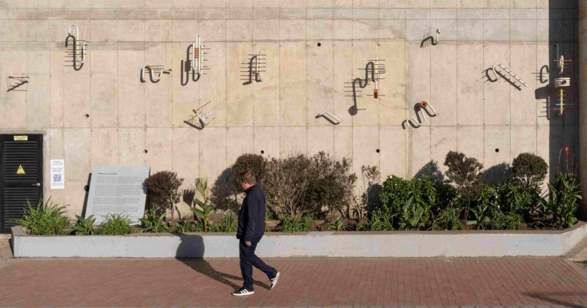 Imagen exterior de la Galeria Santa Fe activación sonora de Anidar la ciudad