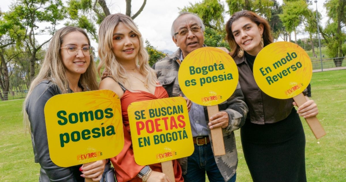 Imagen de cuatro personas con letreros sobre Festival Reverso 2025