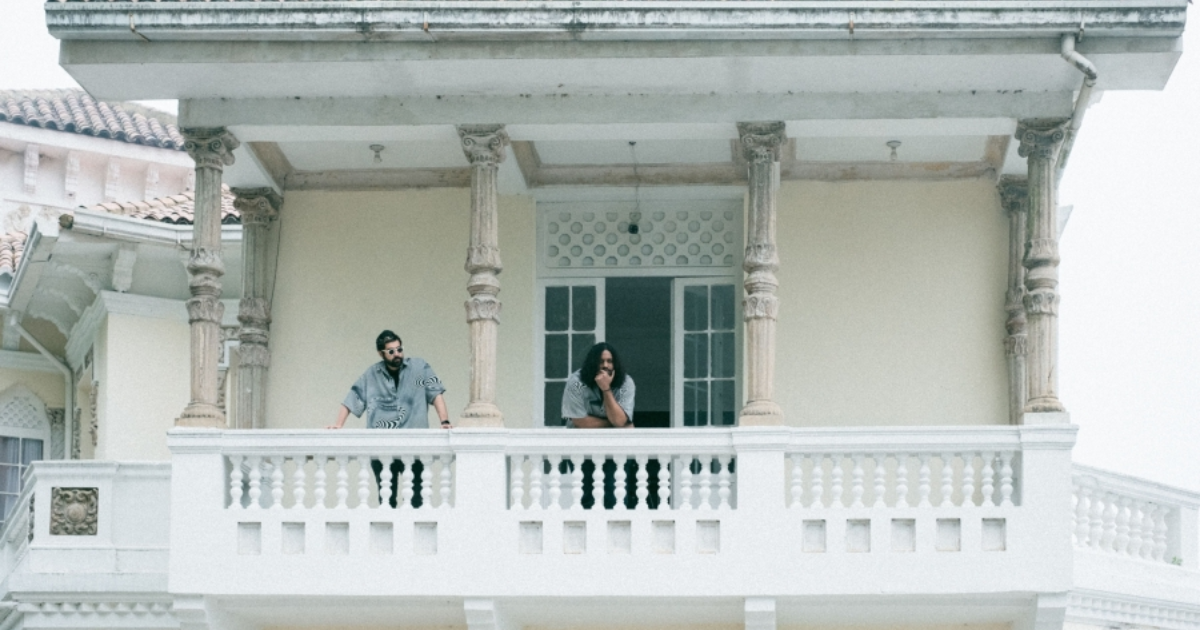 Imagen de la agrupación ¨The Cat Lady¨en una terraza de casa antigua de color blanco