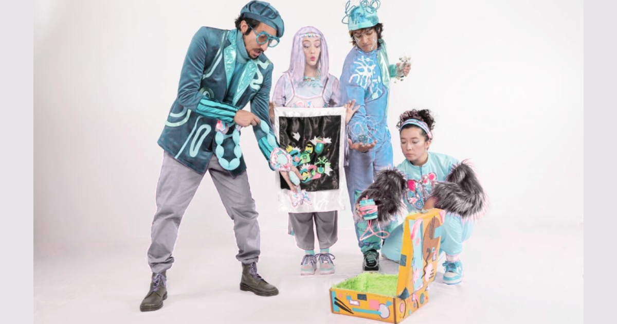 Imagen de 4 artistas con vestidos ambientados para la obra de teatro