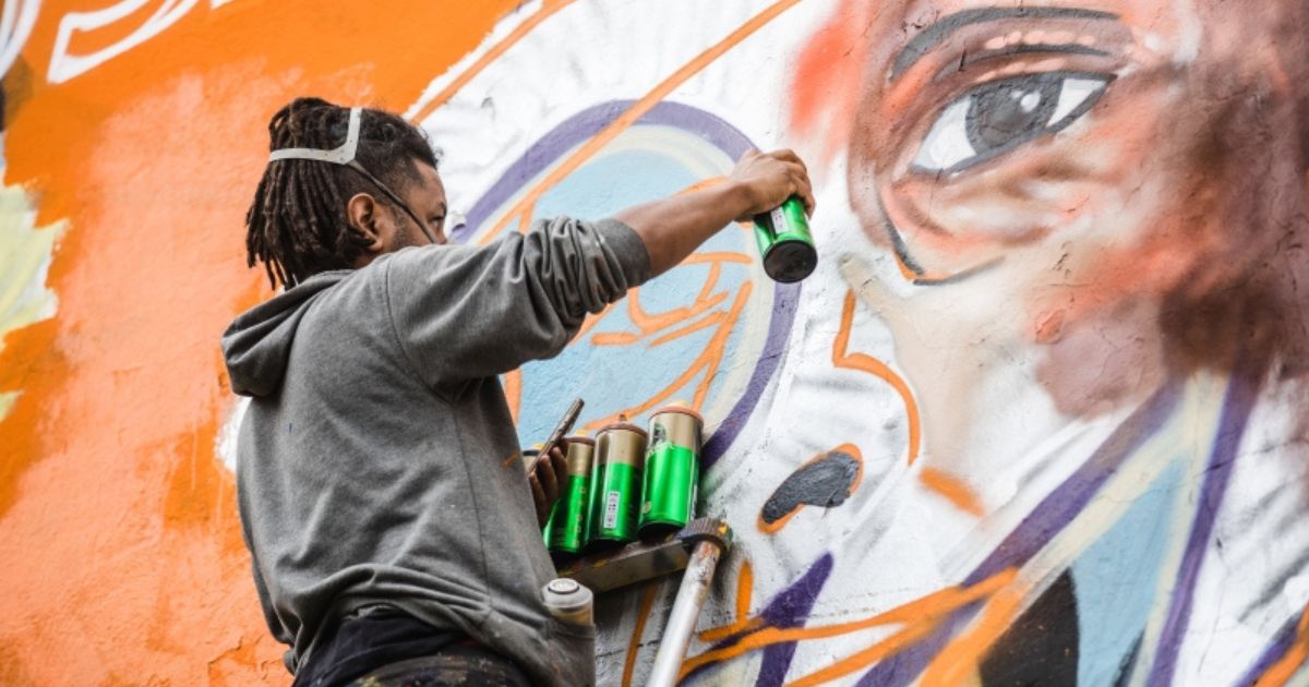 Imagen de una persona pintando un mural 