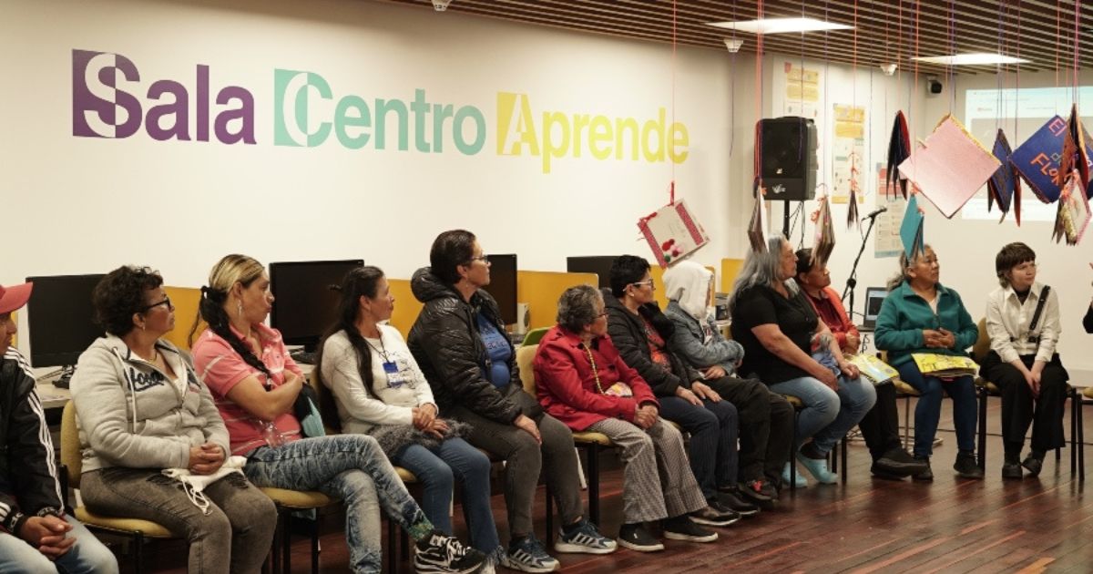 Imagen de un grupo de personas en la Sala Centro Aprende Intercultural de la Biblioteca Pública Gabriel García Márquez
