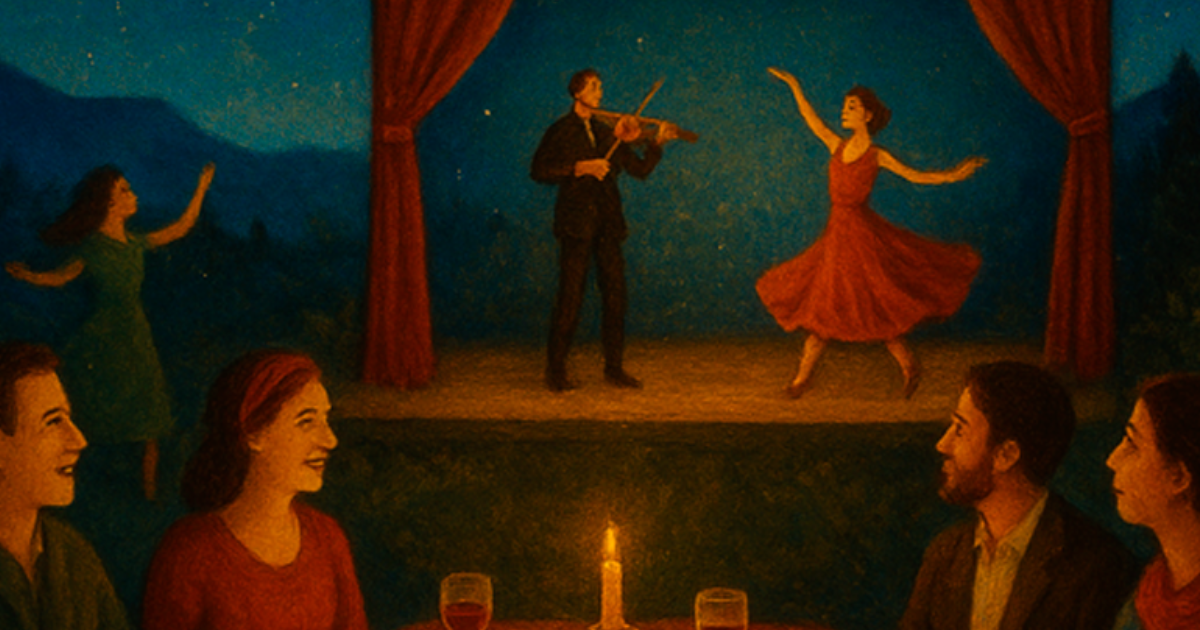 Imagen de una puesta en escena donde se encuentran en tarima un violinista y una bailarina, en frente personas sentadas disfrutando el evento y una bebida