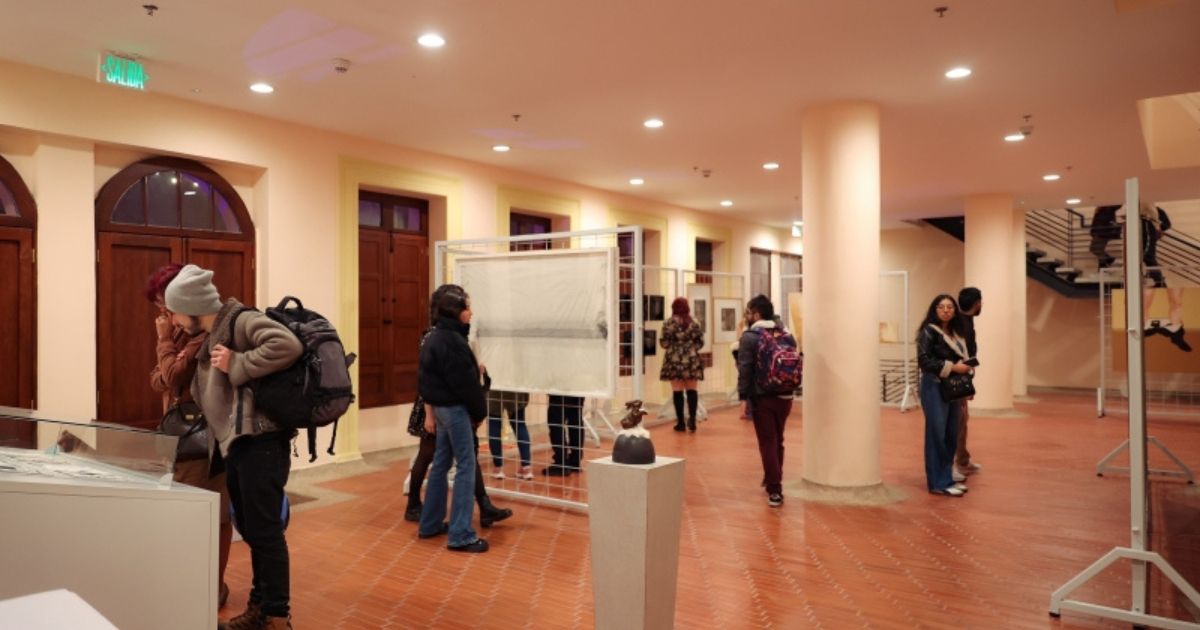 Imagen de personas en exposición de arte en la FUGA