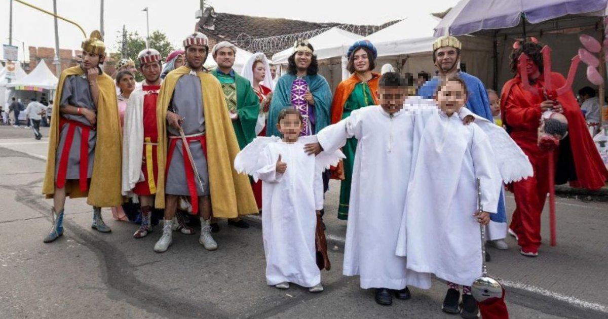 Foto que muestra personas con trajes alusivos a la fiesta de los reyes magos
