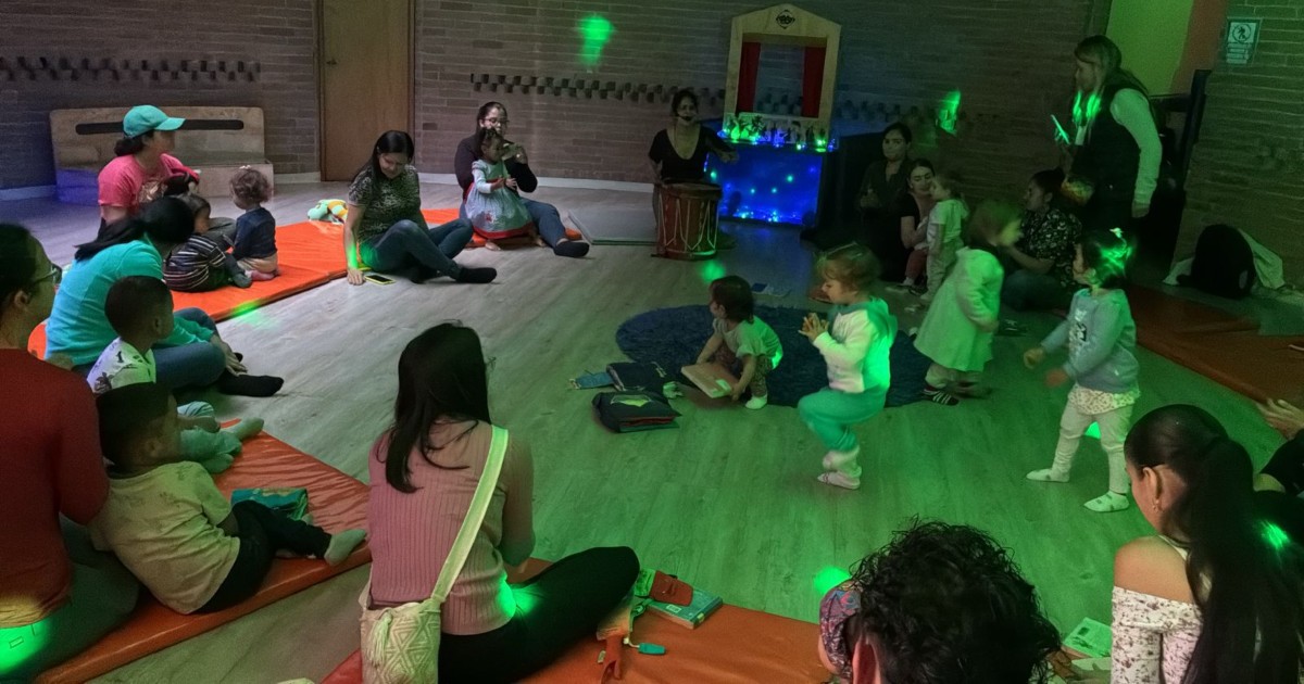 Foto que muestra personas reunidas 