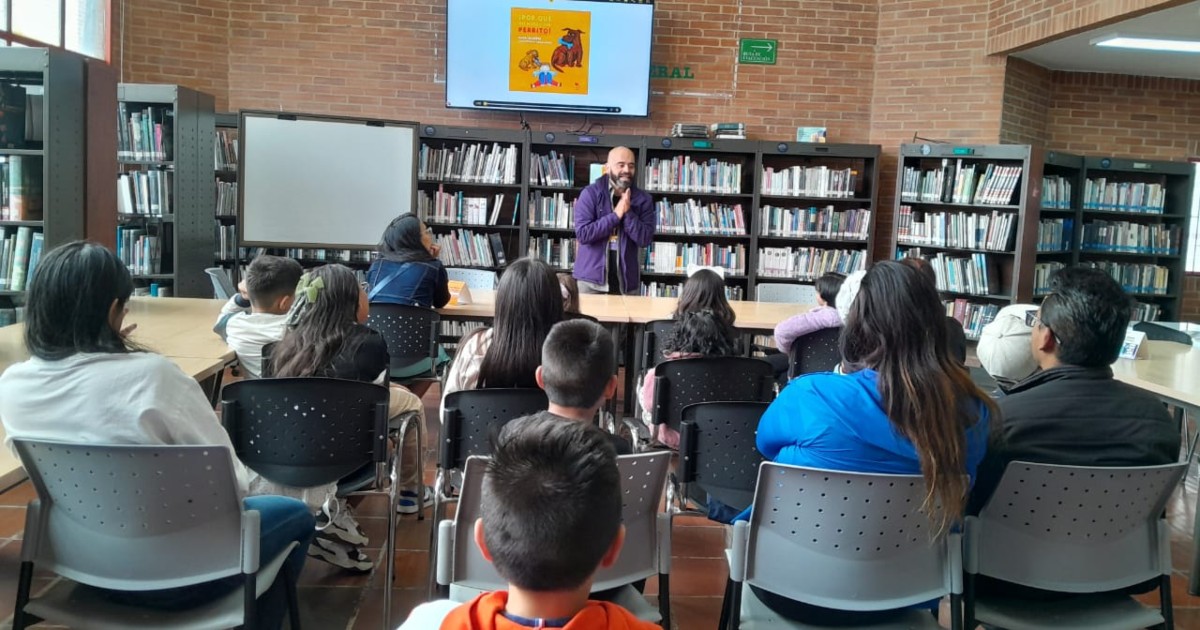 Foto que muestra personas reunidas en un salón 