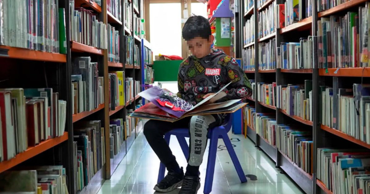 Foto que muestra un niño leyendo un libro 
