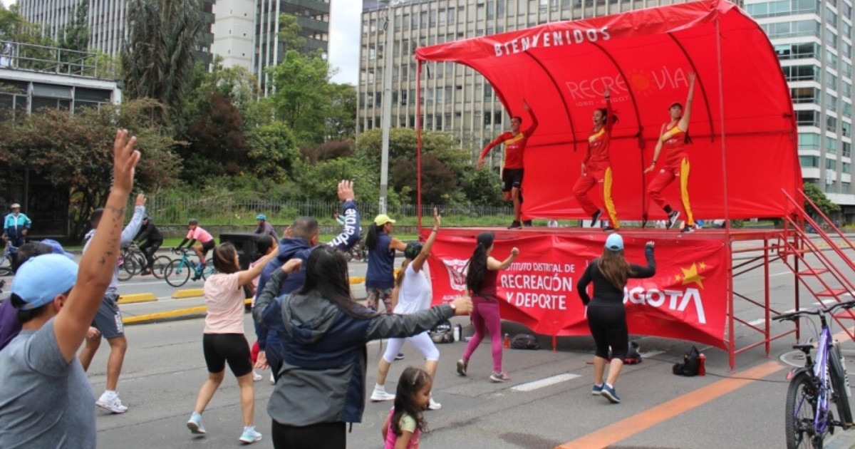 Foto que muestra personas haciendo ejercicio