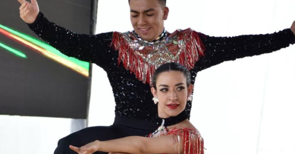 Imagen de un hombre y una mujer bailarines de salsa 