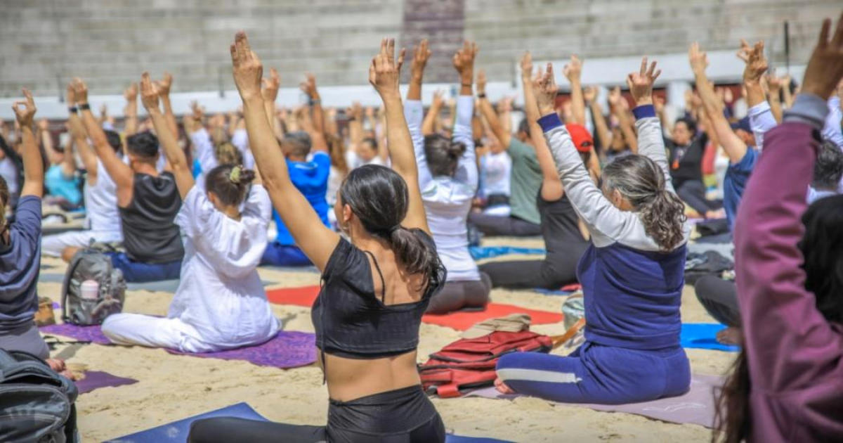 Imagen de varias mujeres sentadas tomando una clase de yoga