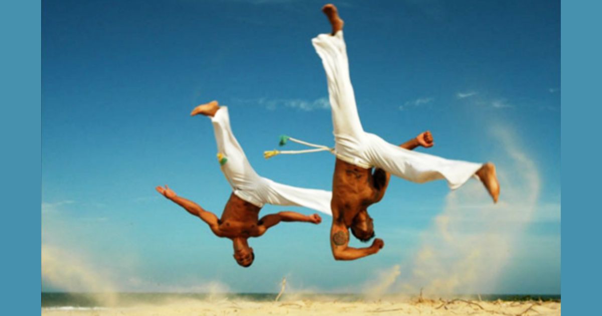 Imagen de dos hombres adultos practicando capoeira